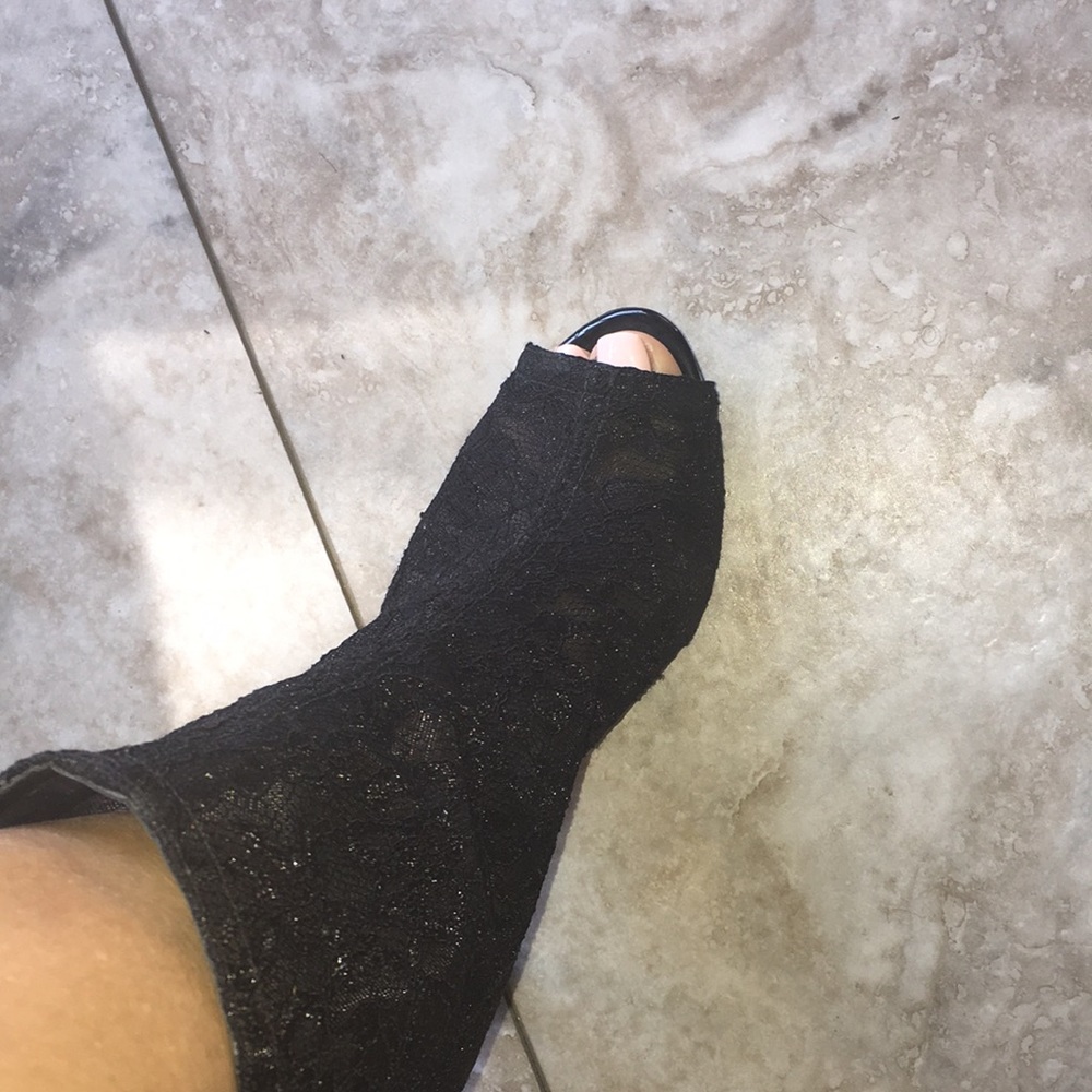 GUESS NWT BLACK LACE ARAYA PEEP TOE BOOTIES SIZE 9 - Picture 6 of 10